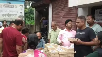 বসিরহাট ১: বসিরহাট পৌরসভার ১৭ নম্বর ওয়ার্ডে শ্রী শ্রী জগন্নাথ দেবের মহাপ্রসাদ বিতরণ, উপস্থিত তৃণমূল সংখ্যালঘু স্যারের জেলা সভাপতি