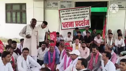 किशनी: गांव कटरा स्थित सामान रजवाहे के किनारे बने सिंचाई विभाग के निरीक्षण भवन पर विधायक सहित सैकड़ों समर्थक बैठे धरने पर