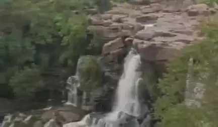 लालगंज: भदोही से 11 दोस्तों के साथ टांडा फाल में पिकनिक मनाने आए अजय कुमार की तलाश में दूसरे दिन भी गोताखोर गहरे पानी में उतरे