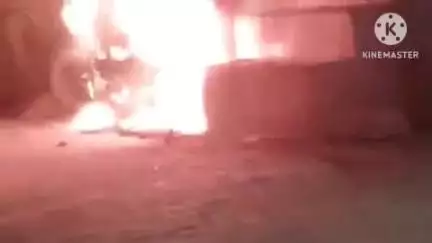 फिरोज़ाबाद: लाइनपार थाना क्षेत्र में घर में घुसकर महिला के साथ छेड़छाड़ करने वाले शख्स ने बाइक में लगाई आग