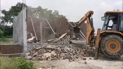 मथुरा: वृंदावन में सरकारी भूमि पर हो रहे अवैध निर्माण पर निगम का बुलडोजर चला, निगम ने की कार्रवाई