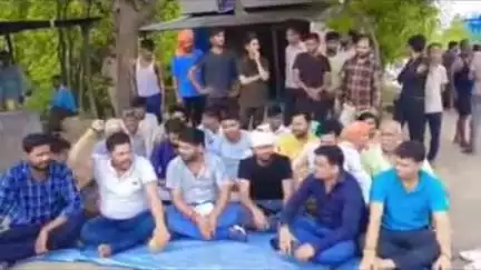 महाराजगंज: शारदा सहायक खंड-28 की बड़ी नहर जौनपुर ब्रांच से पानी न छोड़े जाने पर आक्रोशित किसानों ने किया प्रदर्शन