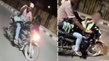 यूपी के फिरोज़ाबाद में हाईवे पर चलती बाइक पर रोमांस करते दिखे कपल, पुलिस ने शुरू की जांच