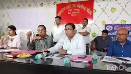 मदनपुर: मदनपुर प्रखंड कार्यालय स्थित बहुउद्देशीय भवन में आगामी विधानसभा के लिए बीएलओ के साथ बैठक आयोजित
