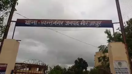 मड़िहान: संत नगर थाना क्षेत्र के ककरद गांव निवासी पीड़ित ने थाने में ज्ञापन सौंपकर दबंगों पर जमीन कब्जा करने का आरोप लगाया