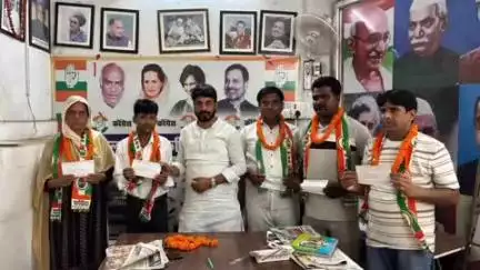 गोपालगंज: गोपालगंज जिला कांग्रेस कार्यालय में जिलाध्यक्ष ने कई लोगों को कांग्रेस की सदस्यता दिलाई