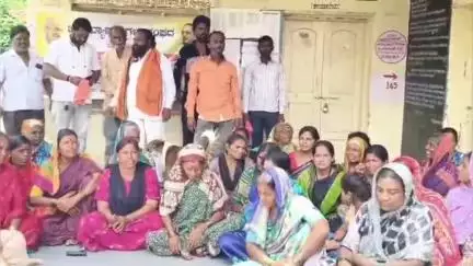 ಅಫಜಲ್ಪುರ: ಗಾಣಗಾಪುರ ಮಾಸ್ಟರ್ ಪ್ಲ್ಯಾನ್ ದಿಂದ ಬೀದಿಗೆ ಬಿದ್ದ ವ್ಯಾಪಾರಿಗಳು: ಗ್ರಾಪಂ ಮುಂದೆ ನ್ಯಾಯಕ್ಕಾಗಿ ಧರಣಿ