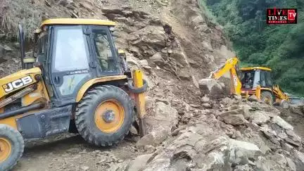 गोहर: एमडीआर 76 पर पहाड़ी फिर दरकी, मंडी-शिमला सड़क तीन घंटे रही बंद