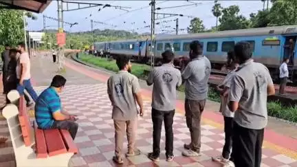 തലപ്പിള്ളി: അകമല റെയിൽവേ മേൽപ്പാലത്തിന് സമീപം മണ്ണിടിച്ചിൽ, തീവണ്ടി ഗതാഗതം തടസപ്പെട്ടു