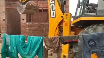 नौगावां सादात: नौगांवा क्षेत्र के गांव बोरी बोरा में ग्राम समाज की जमीन पर किया कब्जा, प्रशासन ने चलाया बुलडोजर