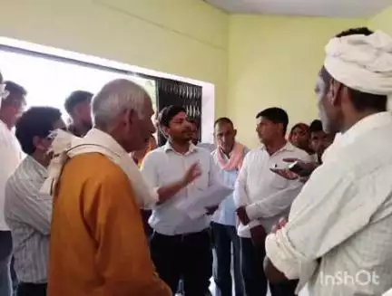 अजीतमल: स्कूलों के मर्ज किए जाने का विरोध थमने का नाम नहीं ले रहा, रामनगर व मलगवां मंदिर के विद्यालय को मर्ज करने को लेकर गुस्सा
