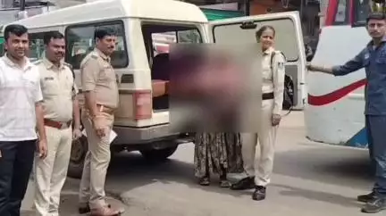 सीतामऊ: सीतामऊ थाने के सामने बैठी विक्षिप्त महिला को SDOP और TI ने भिक्षुक पुनर्वास केंद्र इंदौर भेजा