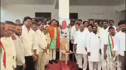 పరిగి: మాజీ ప్రధానమంత్రి పీవీ నరసింహారావు జయంతి సందర్భంగా అతని చిత్రపటానికి నివాళులు అర్పించిన ఎమ్మెల్యే రామ్మోహన్ రెడ్డి