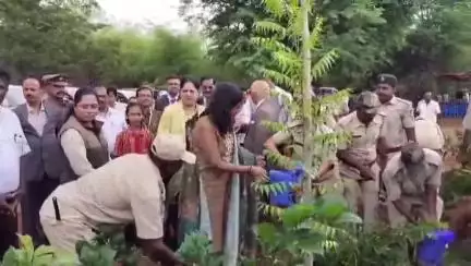 ತುಮಕೂರು: ಬಳ್ಳಾಪುರ ಮೀಸಲು ಅರಣ್ಯ ಪ್ರದೇಶದಲ್ಲಿ ತಾಯಿಯ ಹೆಸರಿನಲ್ಲಿ ಒಂದು ಗಿಡ-ವನ ಮಹೋತ್ಸವ ಕಾರ್ಯಕ್ರಮ