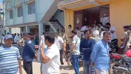 कोचस: धांधली की सूचना पर उप चेयरमैन के प्रत्याशी विभा देवी के कोचस के वार्ड 4 स्थित घर पर पुलिस ने की छापेमारी
