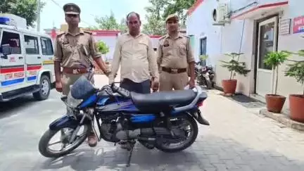 शाहजहांपुर: कोतवाली थाना पुलिस ने डैम रोड गर्रा पुल से चोरी की बाइक के साथ एक चोर को किया गिरफ्तार