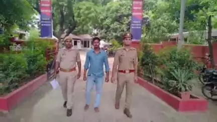 लालगंज: कंधरापुर पुलिस ने गदनपुर हिच्छनपट्टी जाने वाले नहर पुलिया के पास से अवैध असलहा व कारतूस के साथ अभियुक्त को किया गिरफ्तार