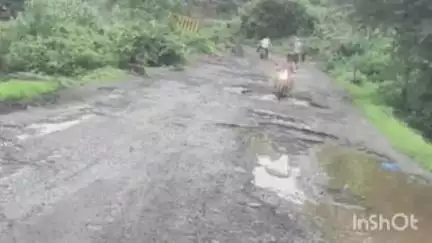 बड़वाह: सड़क मार्ग पर जानलेवा गढ्ढे बने वाहन चालकों के लिए मुसीबत का सबब बड़वाह काटकूट सड़क पर चोरल नदी के पुल पर जानलेवा गड्ढे