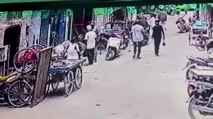 कानपुर में पुलिस ने एक बुज़ुर्ग व्यक्ति की बेरहमी से पिटाई कर दी। उनका कसूर सिर्फ इतना था कि वे थोड़ा ऊंचा सुनते हैं, और