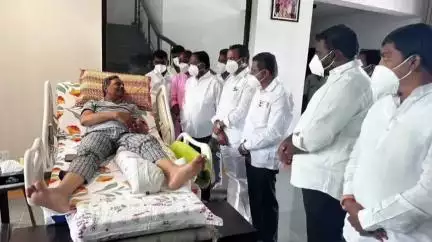 జనగాం: ఎమ్మెల్యే పల్లా రాజేశ్వర్ రెడ్డిని హైదరాబాద్ లోని ఆయన నివాసంలో పరామర్శించిన మాజీ మంత్రి పొన్నాల లక్ష్మయ్య