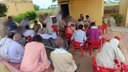 बागपत: कोतवाली बालेनी परिसर में आयोजित थाना समाधान दिवस में नयाब तहसीलदार और SSI ने फरियादियों की समस्याओं को सुना