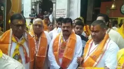 खबर औरैया से जगन्नाथ शोभा यात्रा का नगर पालिका अध्यक्ष अनूप गुप्ता ने पुष्प वर्षा कर किया स्वागत