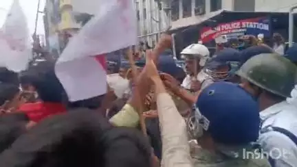 বালি-জগাছা: ল কলেজের মধ্যে এক আইনের ছাত্রীকে গণধর্ষণের প্রতিবাদে  বামপন্থী কর্মী সমর্থকদের বিক্ষোভ হাওড়া থানাতে