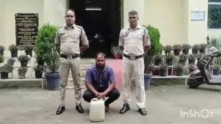 रायगढ़: ग्राम लोईग में चक्रधरनगर पुलिस ने अवैध शराब बिक्री पर की कार्रवाई, एक आरोपी को किया गिरफ्तार