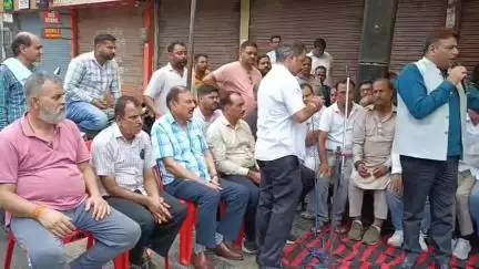 सहारनपुर: सरकार व्यापारी कल्याण दिवस बना रही है, नगर निगम ने कोर्ट रोड पर व्यापारियों को पीटा, व्यापारियों ने दिया धरना