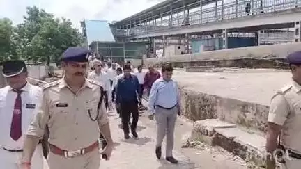 टूंडला: रेलवे बोर्ड के सदस्य ने टूंडला स्टेशन का किया निरीक्षण, यातायात व्यवस्था को बेहतर बनाने पर दिया जोर