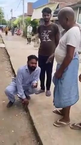 पीलीभीत: सिरसा के सरदाह गांव में पीडब्ल्यूडी विभाग द्वारा बनवाए जा रहे सड़क को मानक विहीन बताया, वीडियो हुआ वायरल