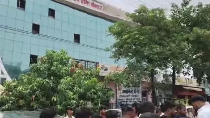 आज़मगढ़: रमा हॉस्पिटल के डायरेक्टर डॉ. अमित सिंह ने दी सफाई, कहा- मृतक के परिजन 50 लाख और नौकरी की मांग कर रहे थे