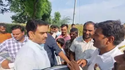 कन्नौज: बछरजापुर से मीरपुर गांव की नई सड़क हुई खराब, निरीक्षण करने पहुंचे मंत्री असीम अरुण, ठेकेदार पर उठे सवाल