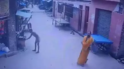 इस वीडियो में जो साइकिल वाले के पीछे जो बच्ची है वह जिला फर्रुखाबाद के पावनधाम नीममकरोरी  के पास के गाॅंव नगला वाले की ल