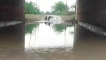 मौदहा: मौदहा क्षेत्र में अंडरपास में पानी भरने से परेशान हैं क्षेत्रवासी