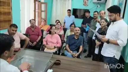 अल्मोड़ा: अल्मोड़ा नगर की तमाम समस्याओं के निदान को लेकर पार्षद हुए मुखर, नगर निगम मेयर से मुलाकात कर सौंपा ज्ञापन #jansamasya