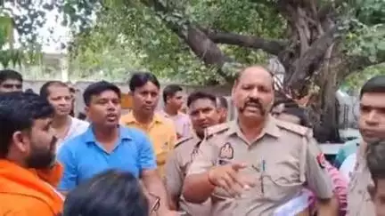 पीलीभीत: सुनगढ़ी थाना क्षेत्र में संतोषी माता के मंदिर का ताला तोड़कर स्थानीय लोगों ने की पूजा, ताला भंग हो चुकी कमेटी का था