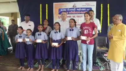 આણંદ: આણંદ જિલ્લામાં શાળા પ્રવેશોત્સવ કાર્યક્રમના ત્રણ દિવસ દરમિયાન કુલ ૬૯,૪૦૮ વિદ્યાર્થીઓને શાળા પ્રવેશ કરાવ્યો