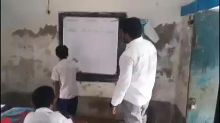 কাটোয়া ১: কলসা অবৈতনিক প্রাথমিক স্কুলের ক্লাসরুমে জলে থৈ থৈ, জলের মধ্যেই দাঁড়িয়ে ক্লাস করাচ্ছেন শিক্ষক # jansamasya