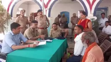 गाज़ीपुर: मरदह थाने में थाना दिवस पर डीएम और एसपी ने फरियादियों की सुनी फरियाद, 15 में से 5 मामलों का मौके पर हुआ निस्तारण