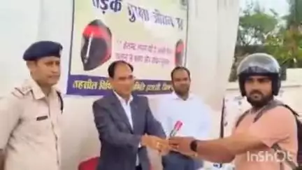 इटारसी: साईं कृष्ण रिसॉर्ट के सामने यातायात जागरूकता कार्यक्रम में हेलमेट पहनने वालों को न्यायाधीश ने किया सम्मानित