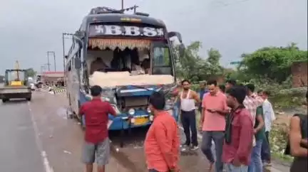 झांसी: सिजवाह में बेकाबू ट्रक ने सवारियों से भरी बस में मारी टक्कर, कई सवारियां हुई घायल, GST टीम को देखकर भाग रहा था ट्रक