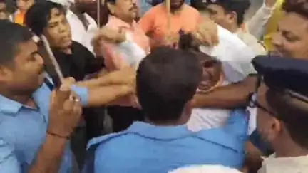 ইংরেজবাজার: কসবা কান্ডের ঘটনার প্রতিবাদে ধুন্ধুমার মালদা, রথবাড়ি এলাকায় পুলিশের সাথে বিজেপি কর্মীদের চরম ধস্তাধস্তি