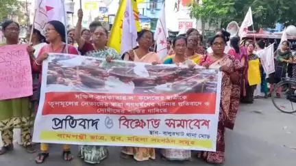 কুমারগঞ্জ: কসবা কাণ্ডের প্রতিবাদে  বালুরঘাটে বাম ছাত্র, যুব ও মহিলা সংগঠনগুলি বিক্ষোভ মিছিল করে