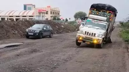 सिल्लोड: छत्रपती संभाजी नगर जळगाव महामार्गावर सिल्लोड जवळ महामार्ग वर रस्त्याला पडले एक फिट खड्डे