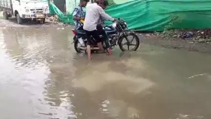 उदयनगर: हरणगांव बस स्टैंड के पास सड़क पर गड्ढा, बारिश में जलभराव से लोगों को भारी परेशानी