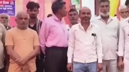 करछना: आगामी त्यौहार को लेकर करछना थाना परिसर में उप जिलाधिकारी तपन कुमार मिश्रा की अगुवाई में पीस कमेटी की बैठक आयोजित की गई