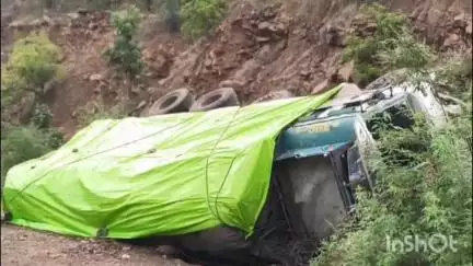 त्योंथर: सतना से प्रयागराज जा रहा चोकर से भरा ट्रक सोहागी पहाड़ में पलटा, चालक ने कूदकर जान बचाई