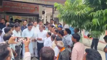 कन्नौज: उत्तर प्रदेशीय प्राथमिक शिक्षक संघ के पदाधिकारियों ने मंत्री असीम को स्कूल मर्जर पर ज्ञापन सौंपा
