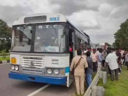 నిర్మల్: సోన్ మండలం కడ్తాల్ గ్రామం వద్ద 44 జాతీయ రహదారిపై ఆర్టీసీ బస్సు బైక్ ఢీకొని ఒకరికి తీవ్రగాయాలు, ఆసుపత్రికి తరలింపు
